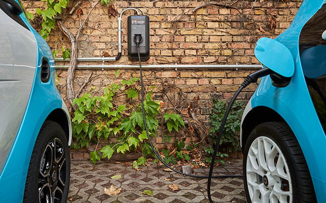 Elektroautos laden an einer Wallbox der Mainzer Stadtwerke 3 Elektroautos laden an einer Wallbox der Mainzer Stadtwerke 3